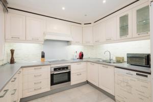 Holiday home, with direct access to the beach, sea views and south facing, in Puerto Banús