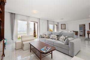 Holiday home, with direct access to the beach, sea views and south facing, in Puerto Banús