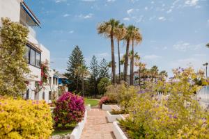 Holiday home, with direct access to the beach, sea views and south facing, in Puerto Banús