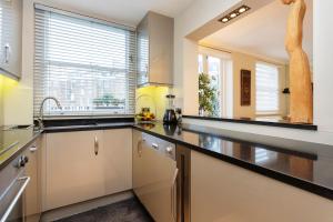 Veeve - Garden Square Serenity