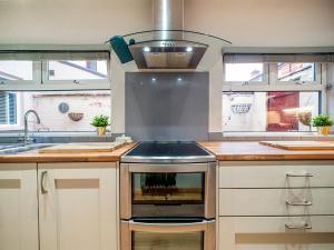 Stunning 2BR Townhouse in Belfasts Best Location - Pass the Keys