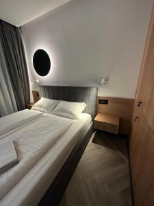 Luxury by The Lake Ap 28