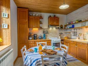 Maisons de vacances Holiday Home Bleue - LOQ206 by Interhome : photos des chambres