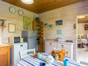 Maisons de vacances Holiday Home Bleue - LOQ206 by Interhome : photos des chambres