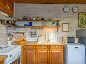 Maisons de vacances Holiday Home Bleue - LOQ206 by Interhome : photos des chambres