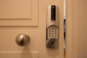 Stylish City Centre Apartment in Cais do Sodré, Lisbon, Near Nightlife & Metro, 1B - TTL281