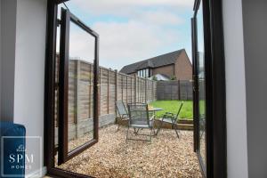 Large 3 Bed House - Long Stays Welcome - Smart TVs in Each Bedroom - Parking - Wifi