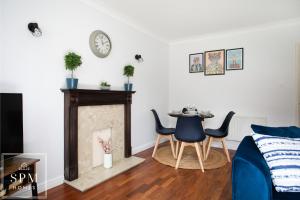 Large 3 Bed House - Long Stays Welcome - Smart TVs in Each Bedroom - Parking - Wifi