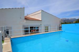 Bonita casa con piscina cerca de playa