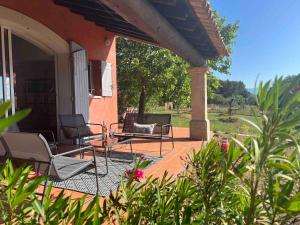 Maisons de vacances Proche Roussillon Luberon villa avec vue, piscine chauffee et climatisation : photos des chambres