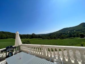 Trois gîtes ensemble dans le même immeuble devant la piscine avec terrasses offrant une vue magnifique, dont une couverte au niveau de la piscine et vue sur la vallée à létage