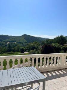 Maisons de vacances Trois gites ensemble dans le meme immeuble devant la piscine avec terrasses offrant une vue magnifique, dont une couverte au niveau de la piscine et vue sur la vallee a l'etage : photos des chambres