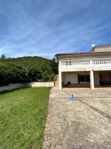 Maisons de vacances Trois gites ensemble dans le meme immeuble devant la piscine avec terrasses offrant une vue magnifique, dont une couverte au niveau de la piscine et vue sur la vallee a l'etage : photos des chambres