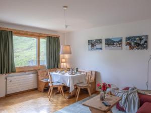 Apartment Chesa Muntarütsch by Interhome