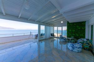 Seaview Luxury Penthouse Kalaja