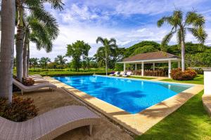 The White House, Palm Hills Golf and Country Club