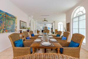 The White House, Palm Hills Golf and Country Club