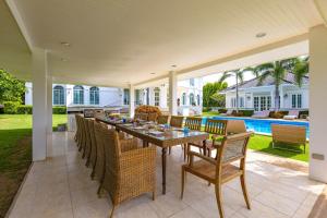 The White House, Palm Hills Golf and Country Club