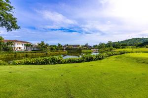 The White House, Palm Hills Golf and Country Club