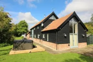 Old Oak Barn - Beautiful barn conversion with wonderful Jacuzzi hot tub - Occold