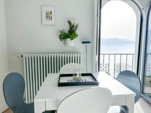 Room with 360° view overlooking Lake Geneva and Alps