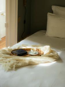 B&B / Chambres d'hotes Petit Chateau Vercourt : Chambre Lit King-Size - Vue sur Jardin