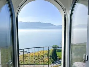 Room with 360° view overlooking Lake Geneva and Alps - Cully