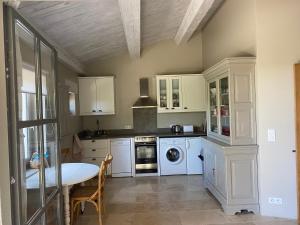 B&B / Chambres d'hotes Apartment and B&B bedroom and Circus Wagon at Mas Pryce : photos des chambres