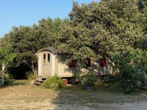 B&B / Chambres d'hotes Apartment and B&B bedroom and Circus Wagon at Mas Pryce : photos des chambres