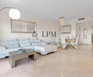 Bright Apartment Indoor and outdoor Pool and Sauna