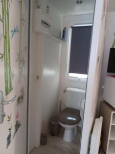 Chalets Mobil home equipe dans camping familial : photos des chambres