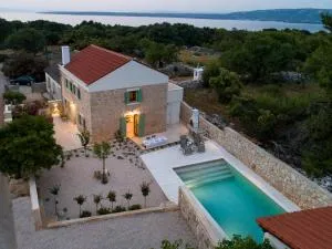 BRAND NEW Stone house MARCELA, 3 double bedrooms, pool - Lun