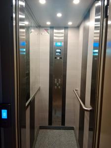 Room with private bathroom and balcony nearby the Mercado Central, center and beach