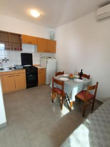 Apartment Ljube small