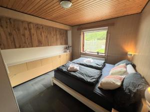 The Yellow House, Beach 5mins Drive, 3BR with free parking, Fast Fiber Internet