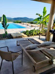 Sejours chez l'habitant Aux jolies pierres : Appartement - Vue sur Piscine 