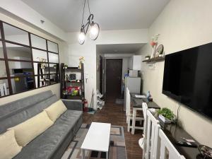 Apartment Condo in Air Residences Makati wifi Netflix Disney, pool & mall