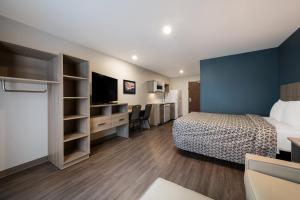 QUEEN SUITE WITH SOFA/DISHWASHER (DISHES/COOKWARE INCLUDED) room in WoodSpring Suites East Lansing - University Area