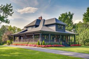 Upscale Arts and Crafts Bungalow with Yard, Pool!