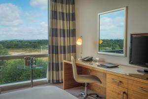 Deluxe Twin Room room in Hilton Reading