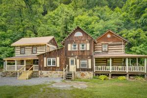 Historic Cabin Retreat about 2 Mi to Seneca Rocks!