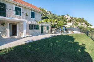 Stone house with pool Ljubica