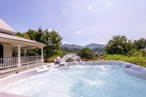 WALK TO TOWN! MTN VIEWS! HOT TUB! FIREPIT! SLEEPS 10 at Steps to Bryson