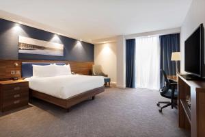 Queen Room room in Hampton by Hilton Dundee
