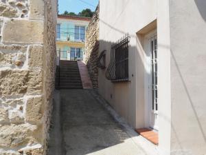 Maisons de vacances Small holiday home with courtyard, Bellegarde : Maison de Vacances 1 Chambre