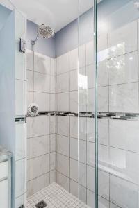 Modern Oakley Retreat - King Bed - Free Parking - Centrally Located