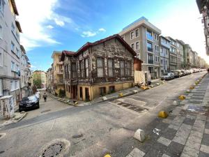 Large apartment with a balcony in central Kadıköy