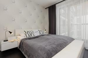 Warsaw City Center Apartment Grzybowska 85 with Parking by Noclegi Renters