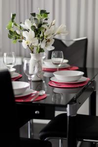 Warsaw City Center Apartment Grzybowska 85 with Parking by Noclegi Renters