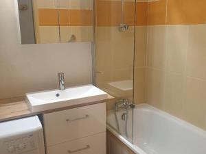 Appartement 3 pièces rénové, 42m², 2 chambres, plein centre, pied des pistes - Quartier de la Croisette - FR-1-574-32